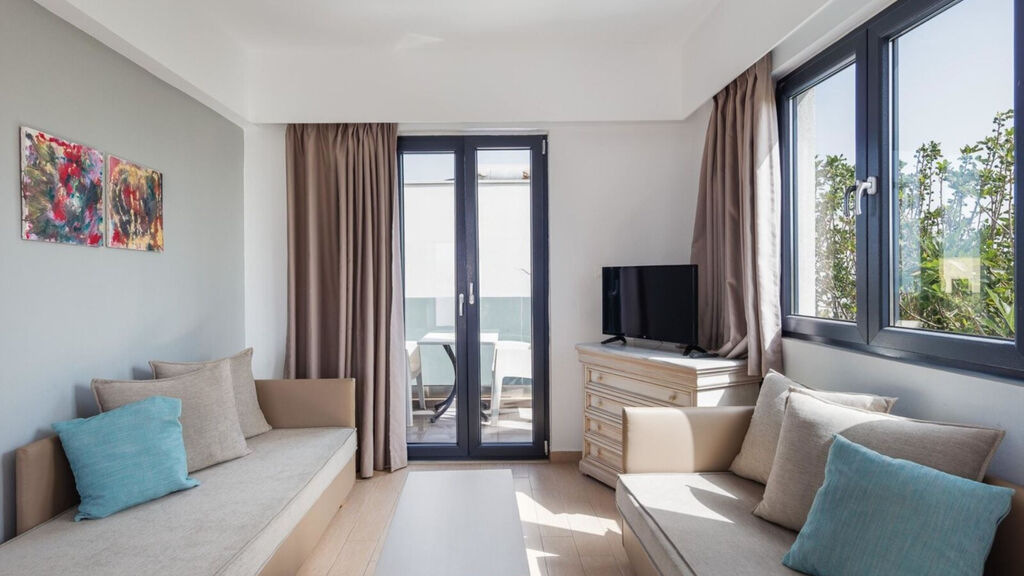 Golden Bay Hotel & Bungalows