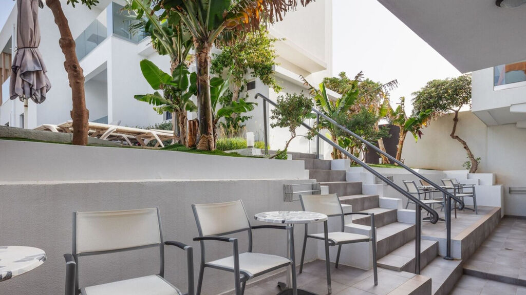 Golden Bay Hotel & Bungalows