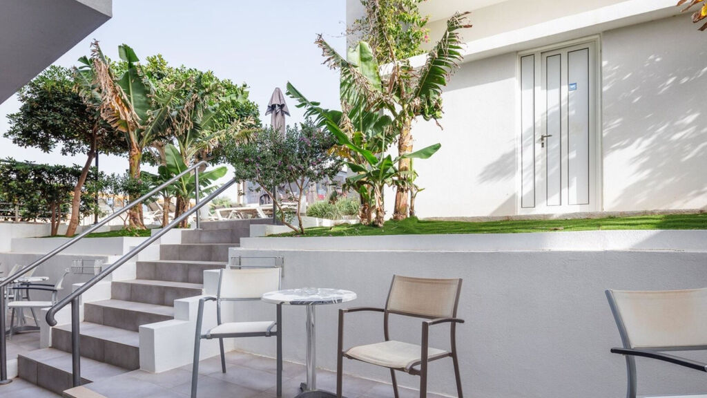 Golden Bay Hotel & Bungalows