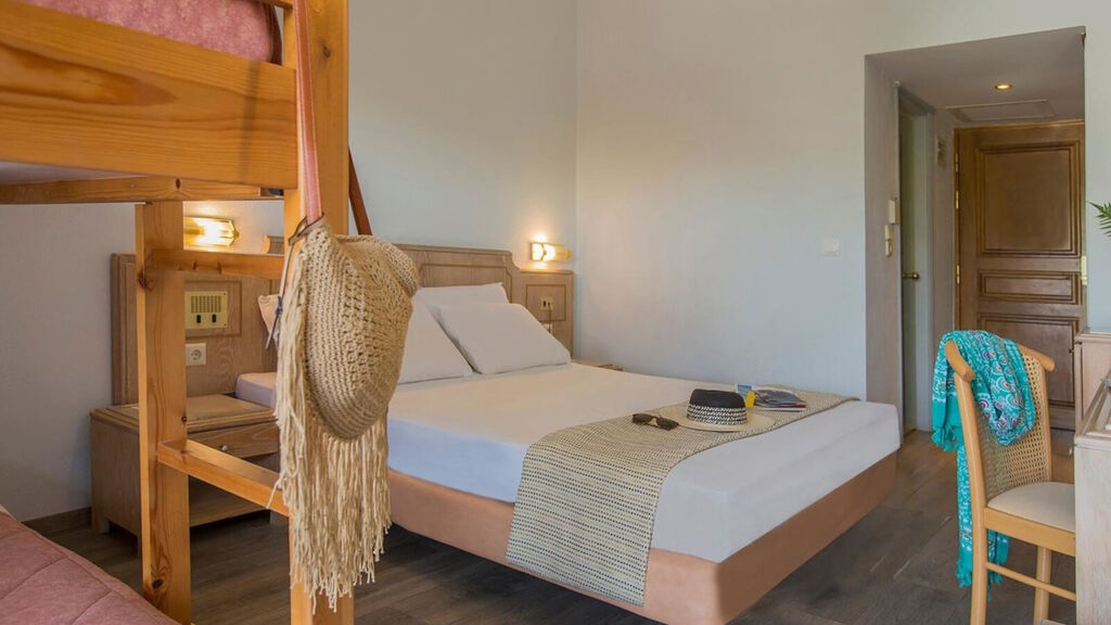 Golden Coast Hotel And Bungalows