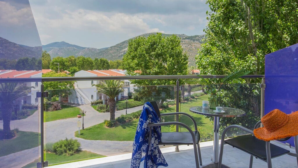 Golden Coast Hotel And Bungalows