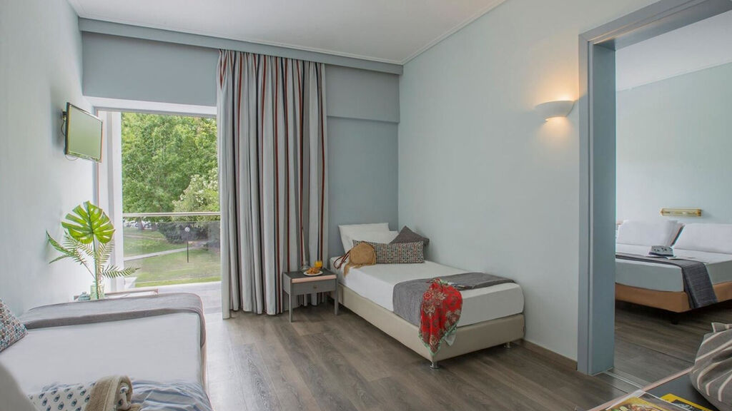 Golden Coast Hotel And Bungalows