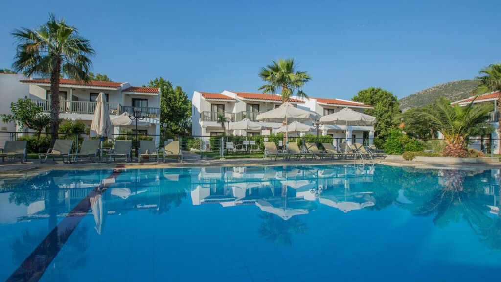 Golden Coast Hotel And Bungalows