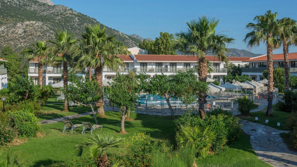 Golden Coast Hotel And Bungalows