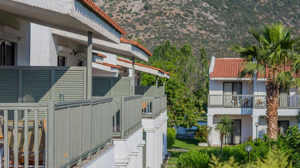 Golden Coast Hotel And Bungalows