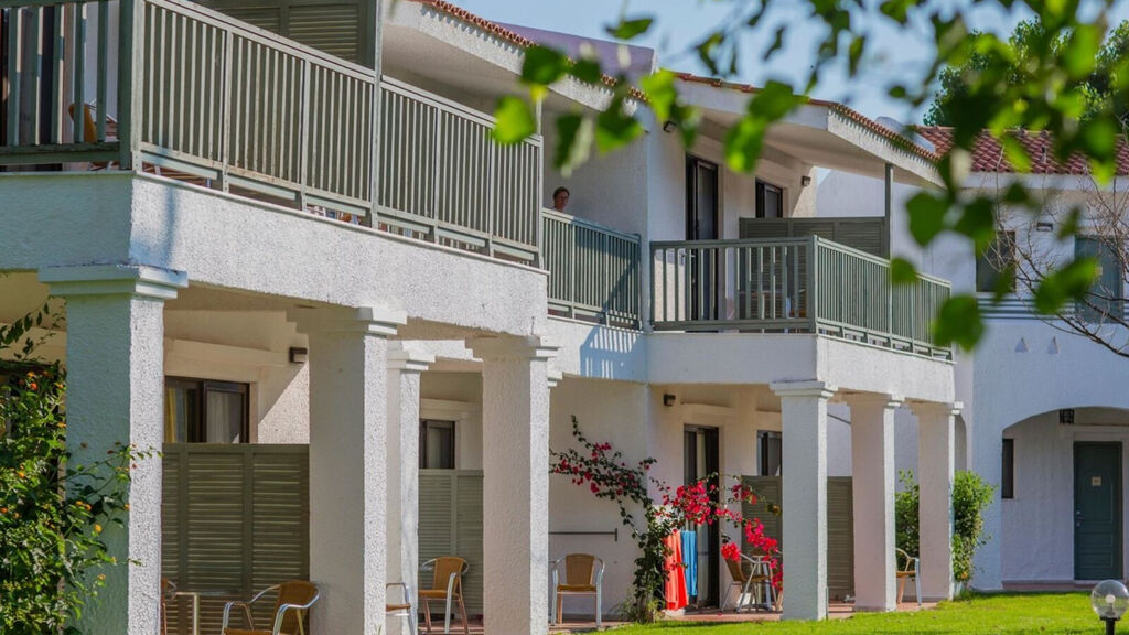 Golden Coast Hotel And Bungalows