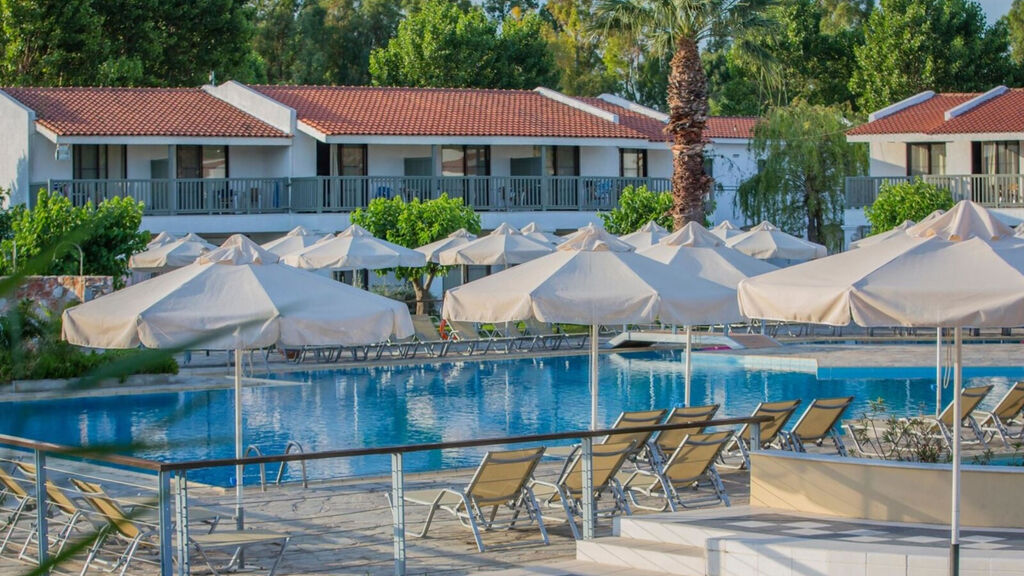 Golden Coast Hotel And Bungalows