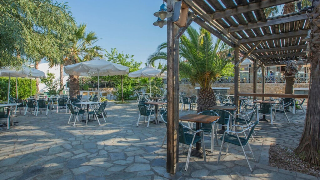 Golden Coast Hotel And Bungalows