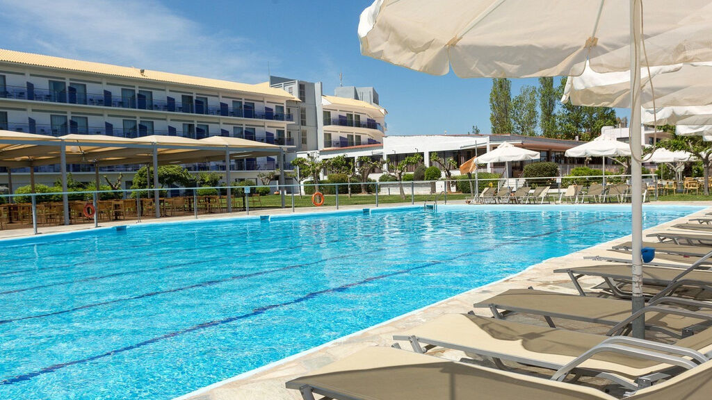 Golden Coast Hotel And Bungalows