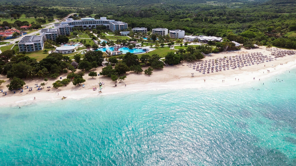 Gran Muthu Almirante Beach