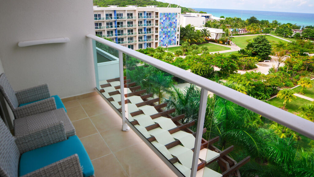 Gran Muthu Almirante Beach