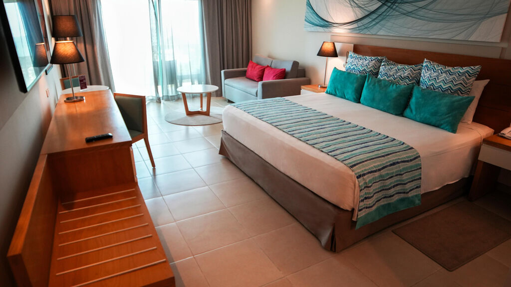 Gran Muthu Almirante Beach