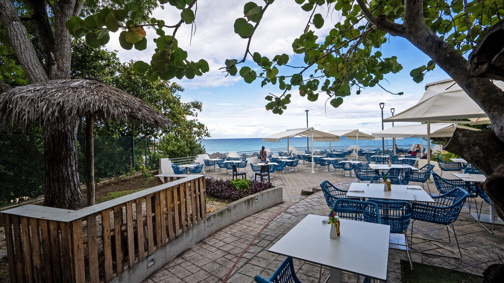 Gran Muthu Almirante Beach