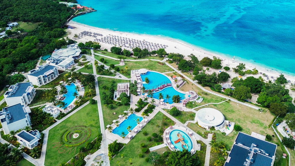 Gran Muthu Almirante Beach