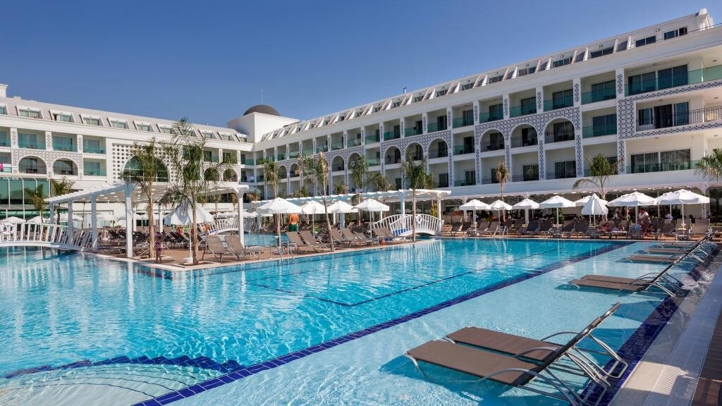 Karmir Resort