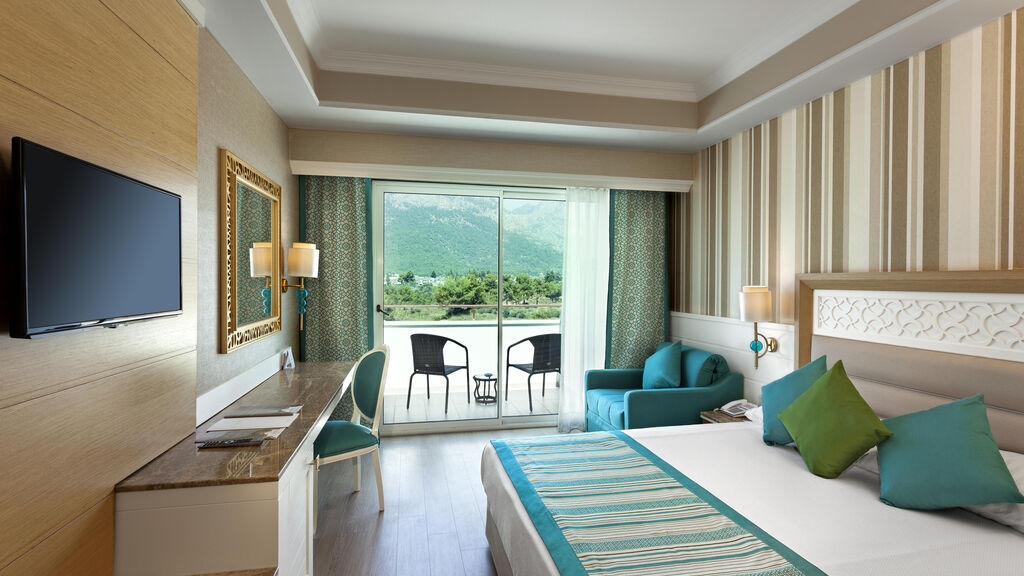Karmir Resort
