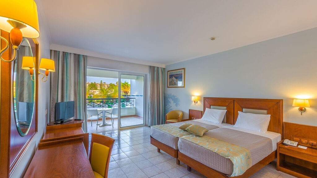 Kipriotis Maris & Suites