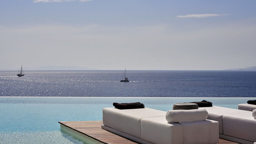 Kouros Hotel And Suites