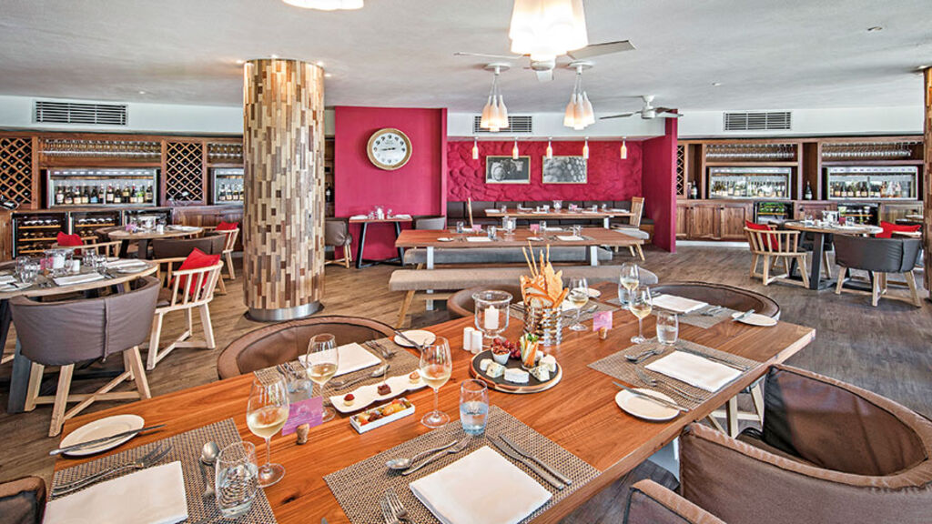 La Pirogue Resort & Spa