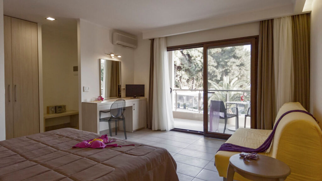 Hotel Lagomandra Beach