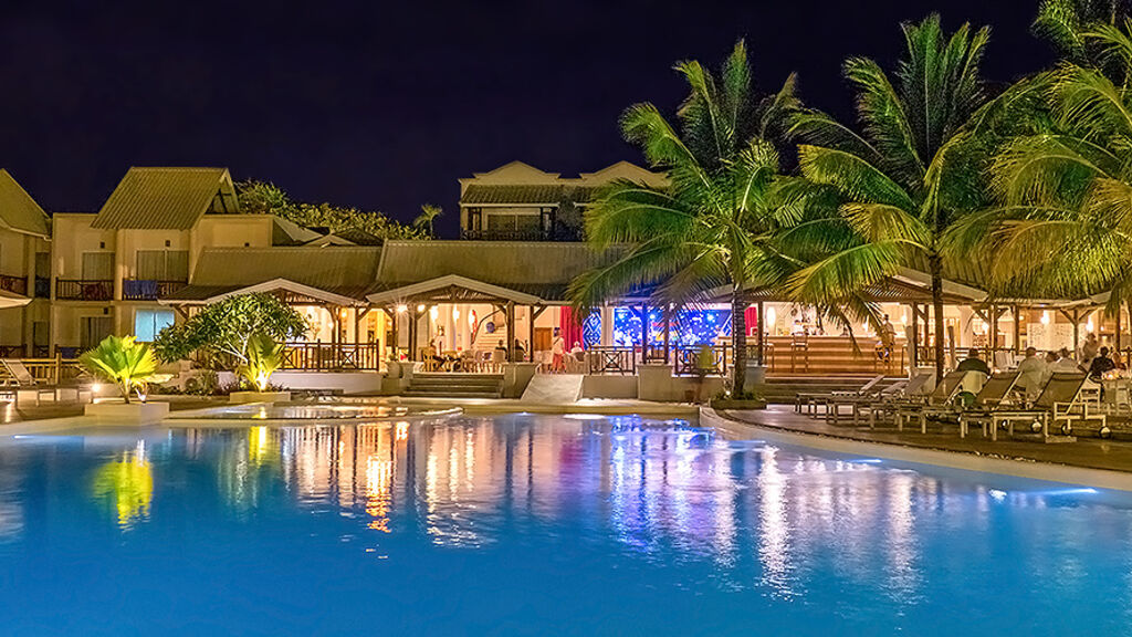 Le Peninsula Bay Beach Resort