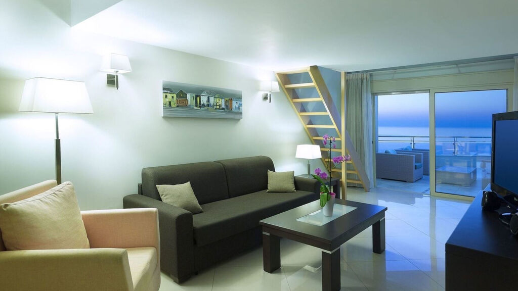 Macaris Suites & Spa