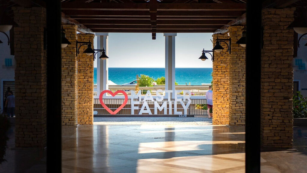 Master Family Club Side