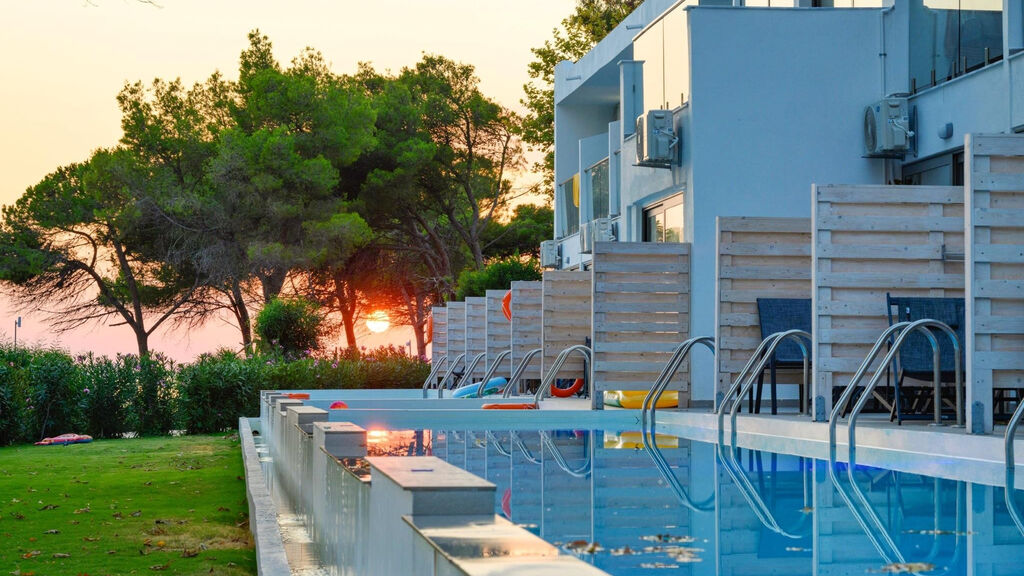Ninos Grand Beach