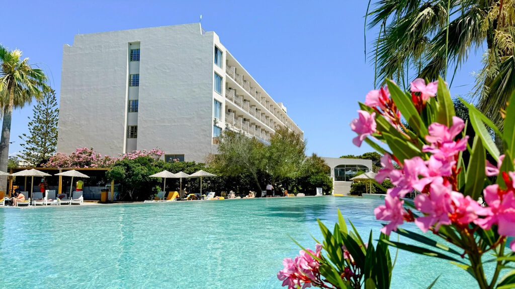 Ninos Grand Beach