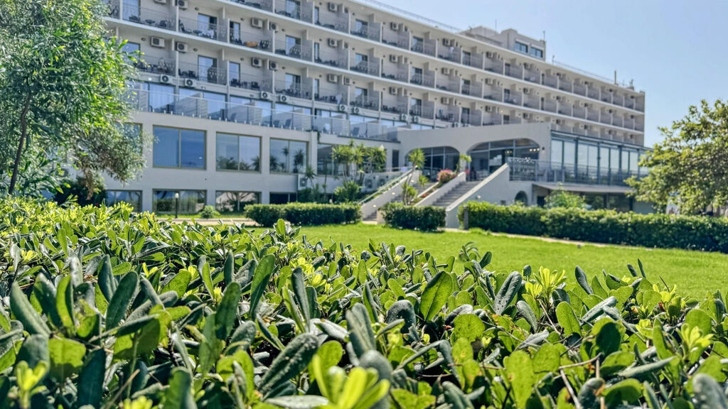 Ninos Grand Beach