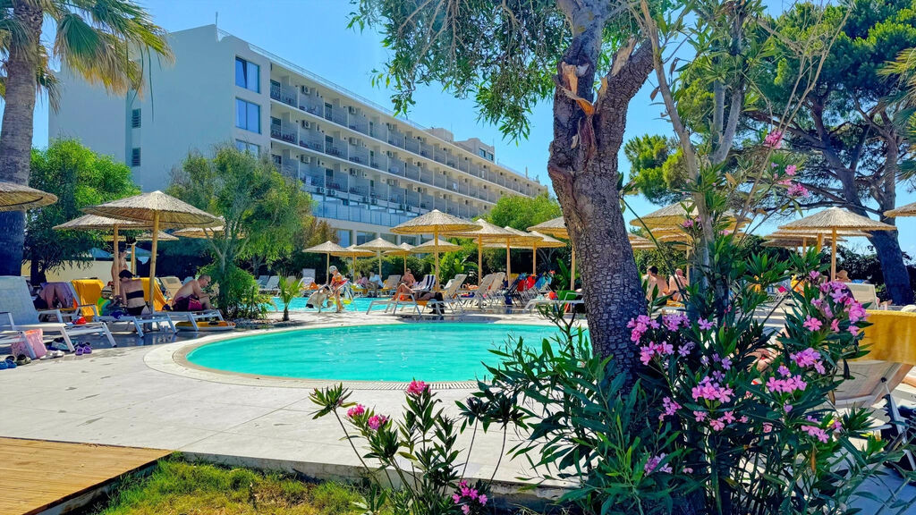 Ninos Grand Beach