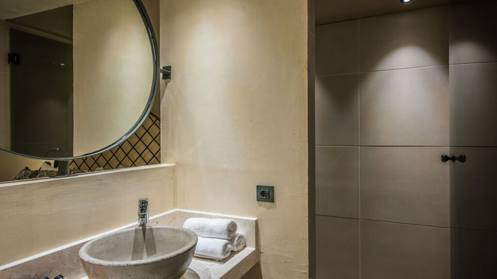 Petousis Hotel & Suites