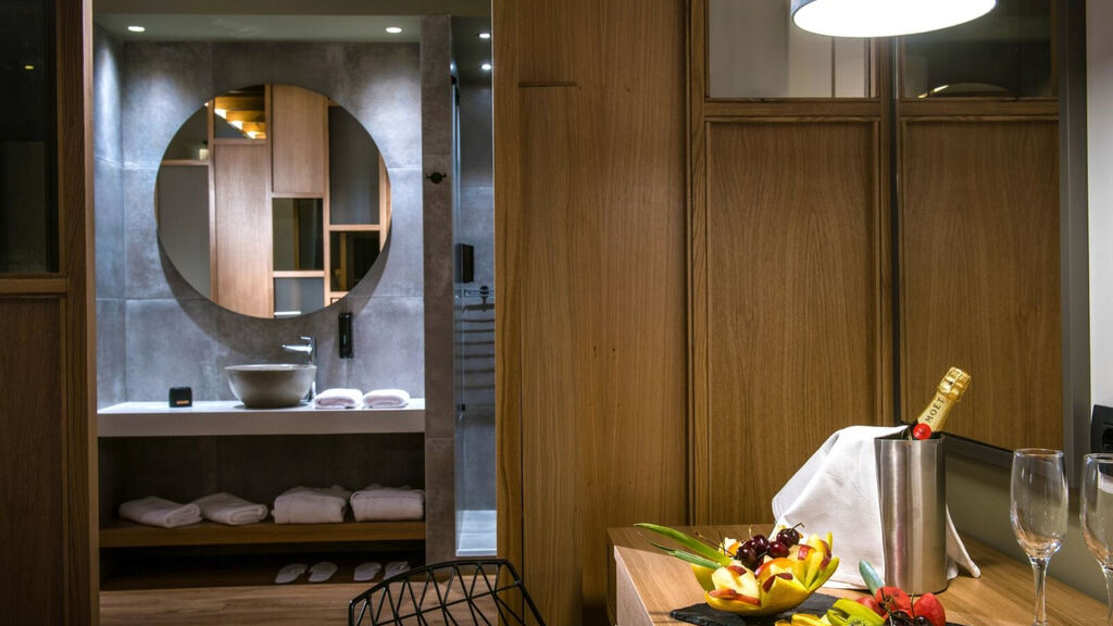 Petousis Hotel & Suites