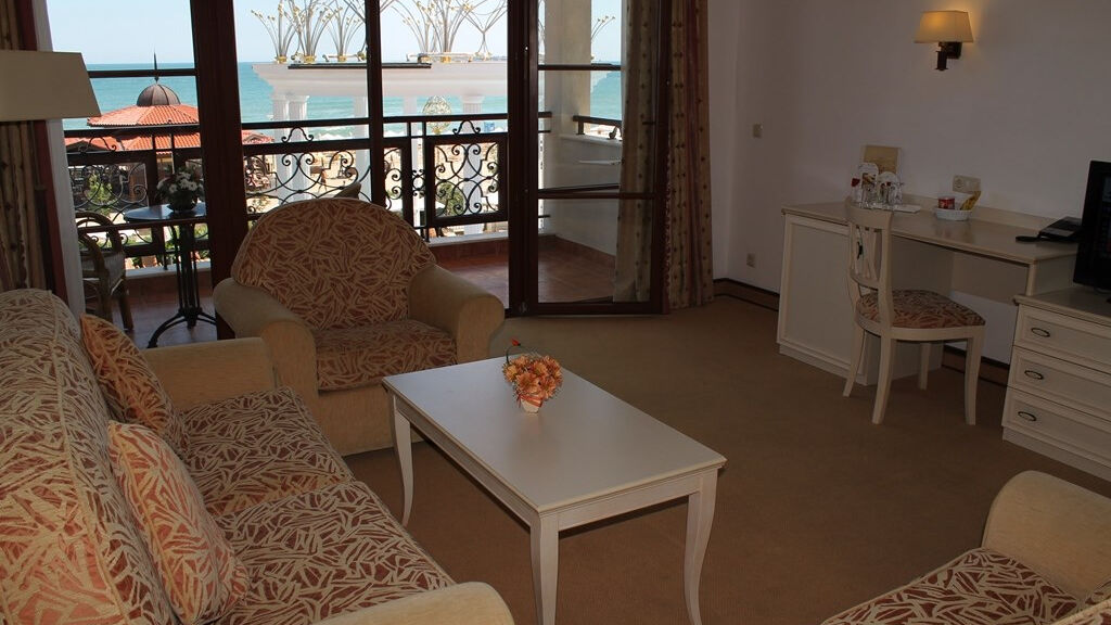 Royal Palace Helena Sands