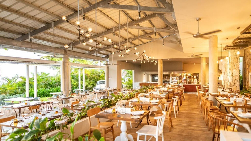 Victoria Beachcomber Resort & Spa