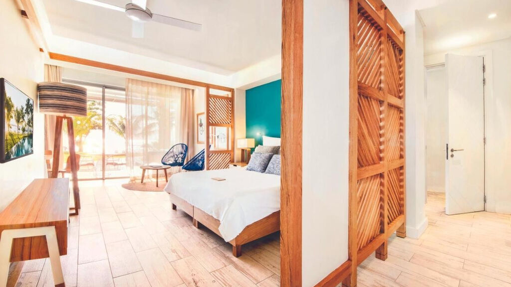 Victoria Beachcomber Resort & Spa