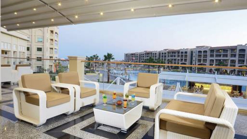 Albatros White Beach Resort