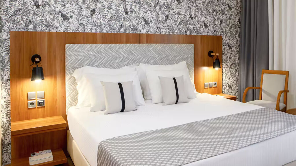 Zeus Essence Ramada Athens