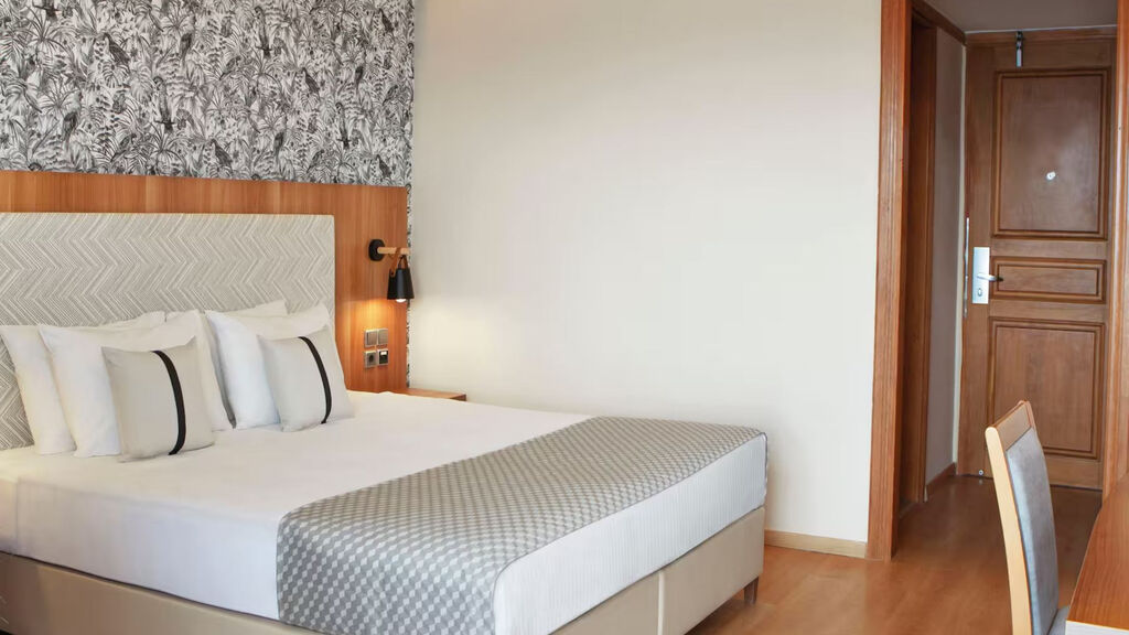 Zeus Essence Ramada Athens