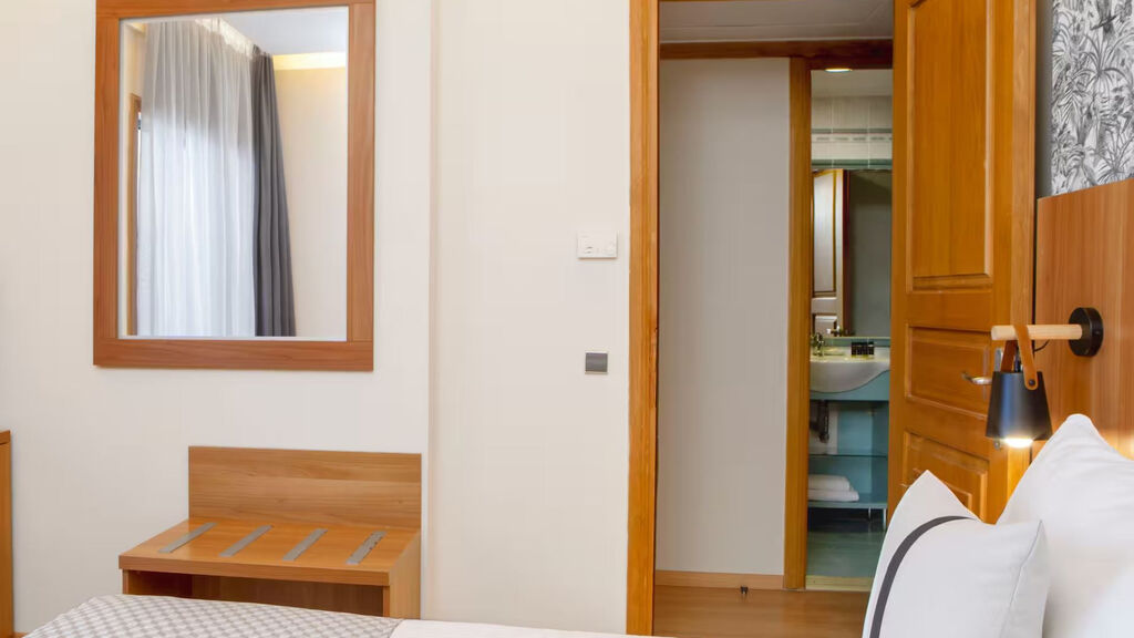 Zeus Essence Ramada Athens