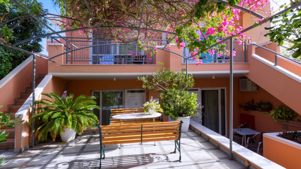 Poseidon Studios & Apartments