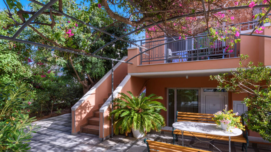 Poseidon Studios & Apartments