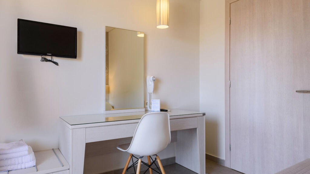 Poseidon Studios & Apartments