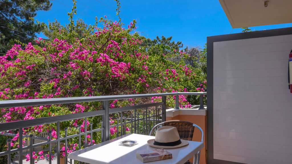 Poseidon Studios & Apartments